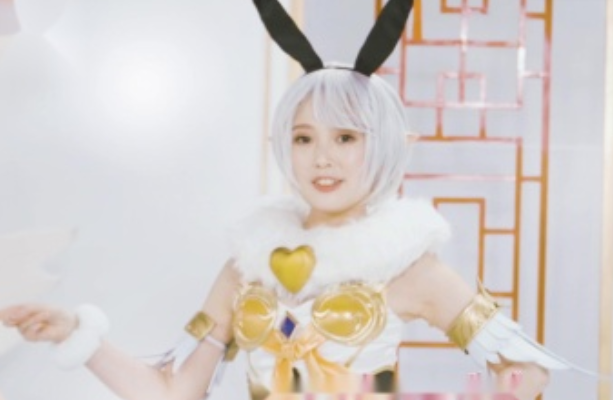 <b>颜值担任的光芒圣灵噜噜短裙白丝袜小皮鞋外形甜美心爱</b>